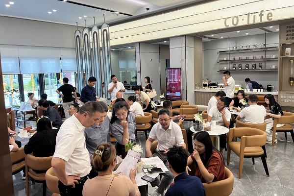 9月15日，甌飛集團首個自營房產(chǎn)項目“悅畔龍府”盛大開盤，商鋪房源均多方認(rèn)購.jpg